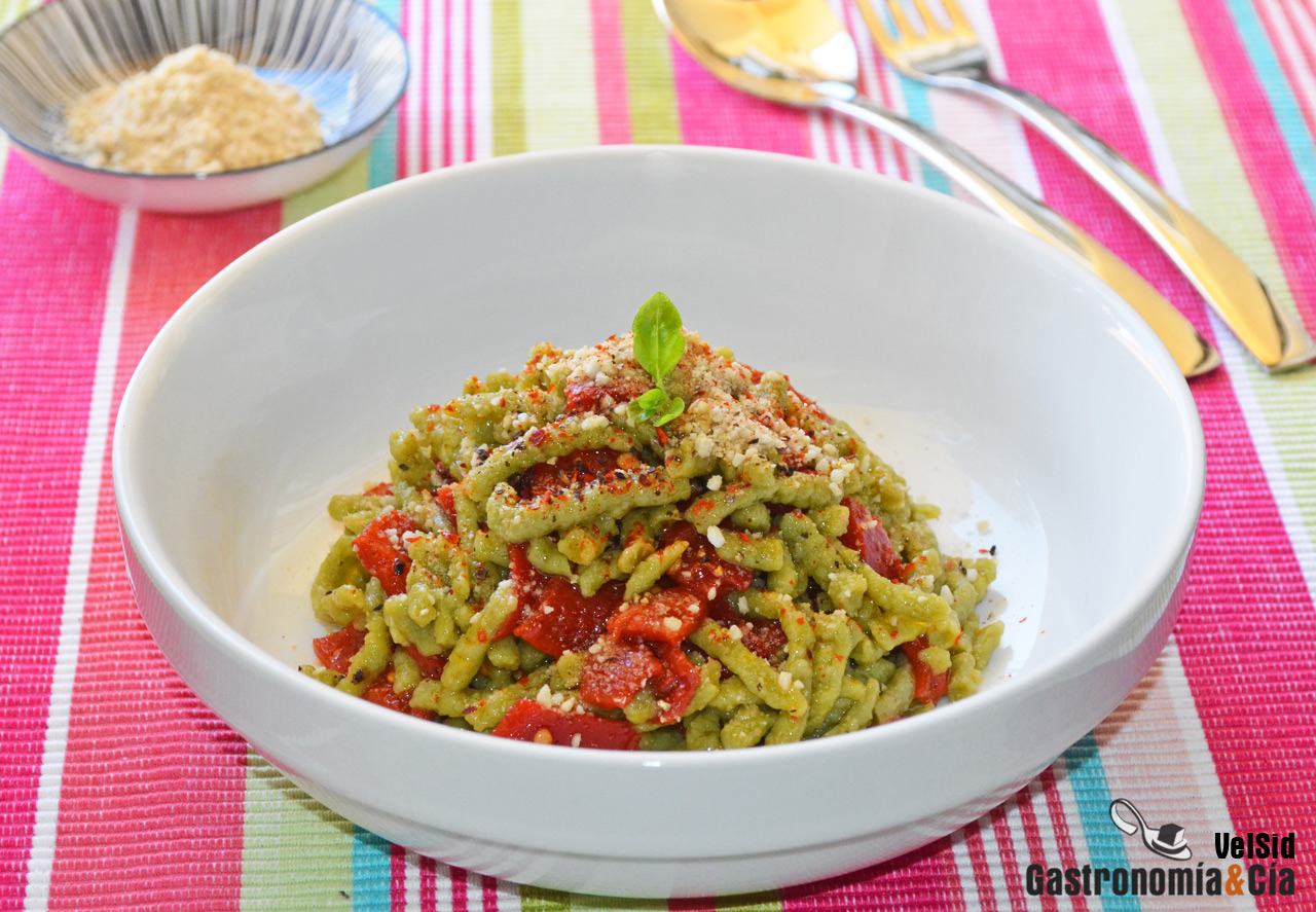 Späetzle de espinacas con pimientos del piquillo confit