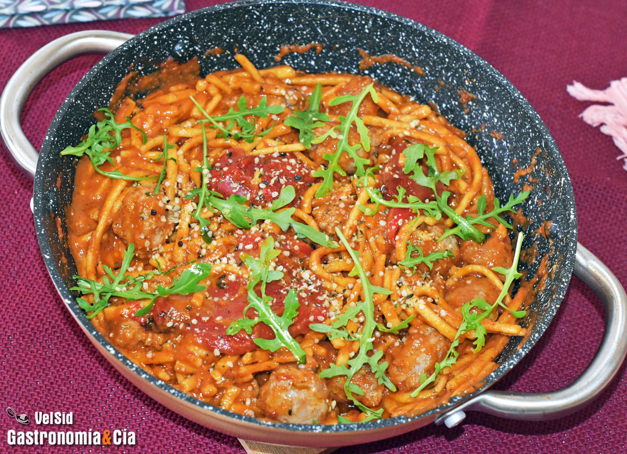 Spätzle con butifarra y pimientos