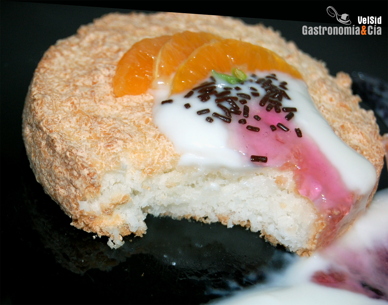 Sultana de coco con cremoso de yogur y violetas