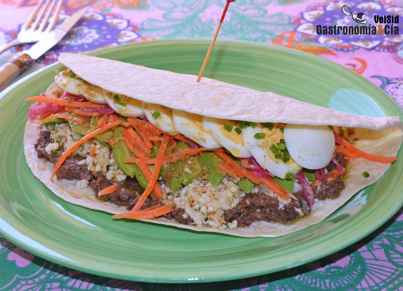 Tacos de fríjoles negros, coliflor, aguacate y huevo