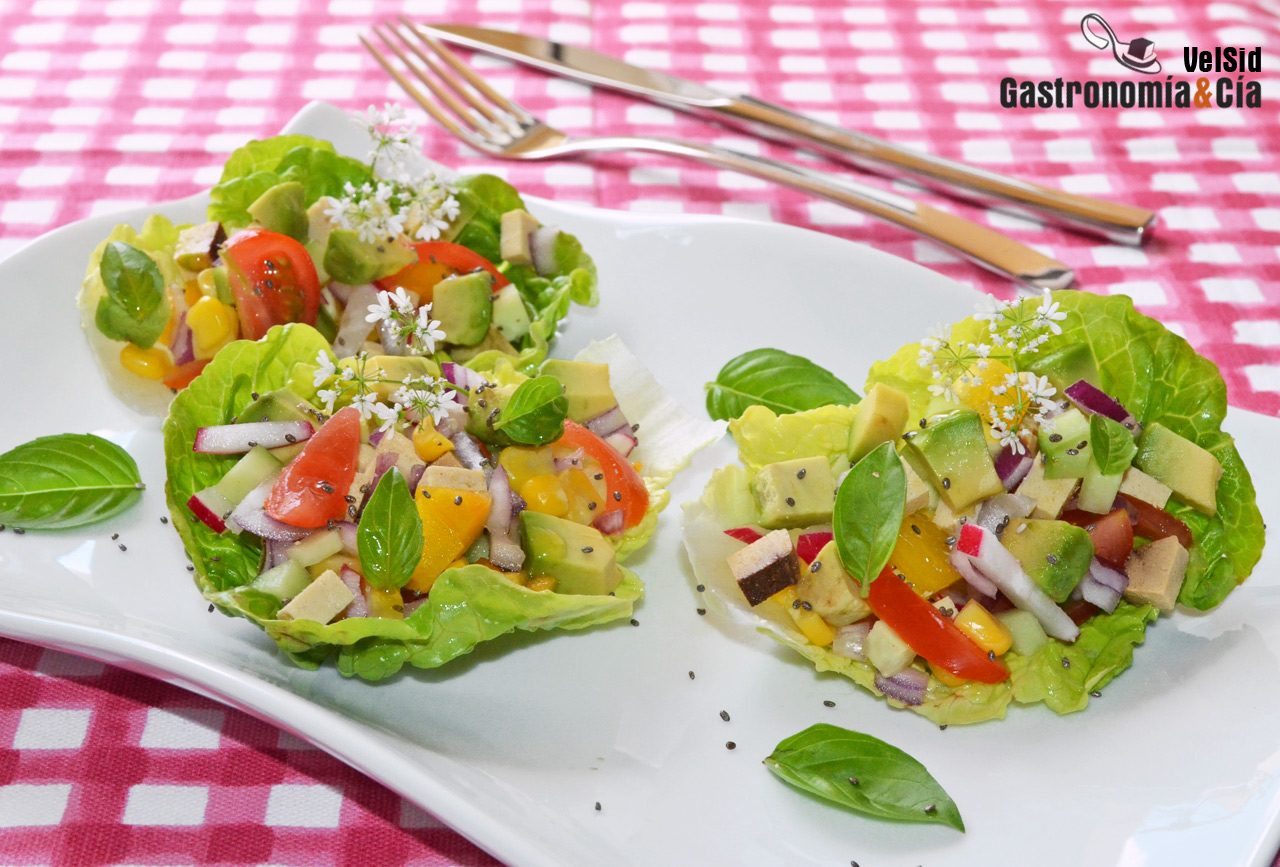Tacos de lechuga con tofu ahumado, aguacate y vinagreta