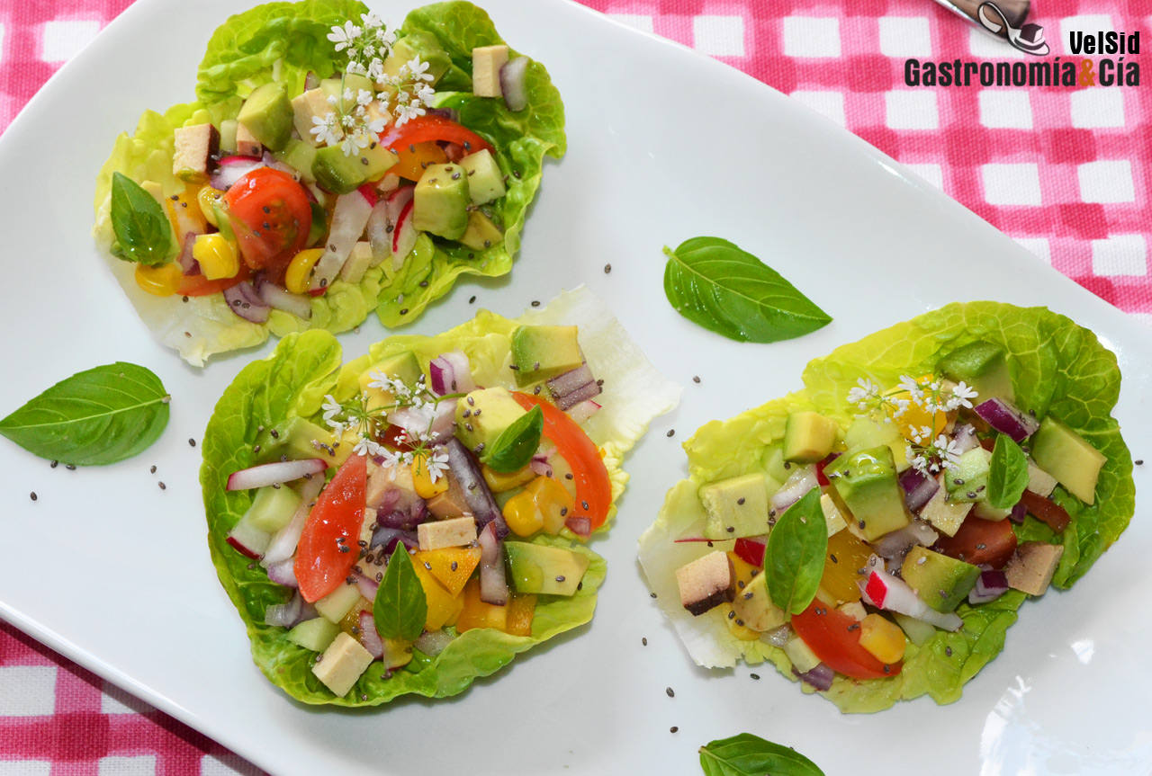 Tacos de lechuga con tofu ahumado, aguacate y vinagreta