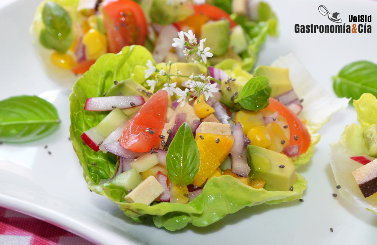 Tacos de lechuga con tofu ahumado, aguacate y vinagreta