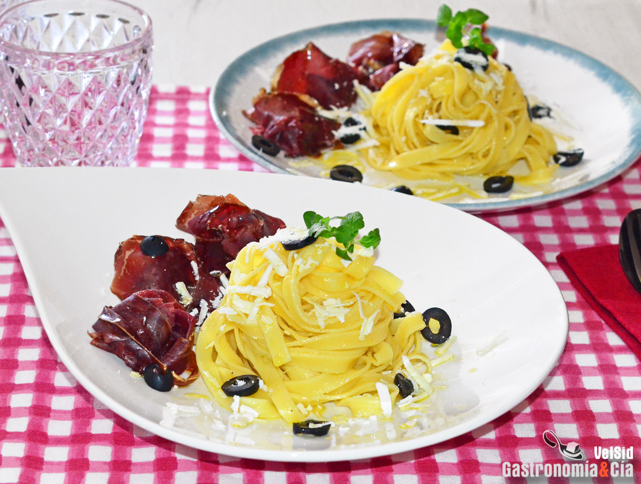 Tagliatelle con ricota salada, cecina y aceite de shiit