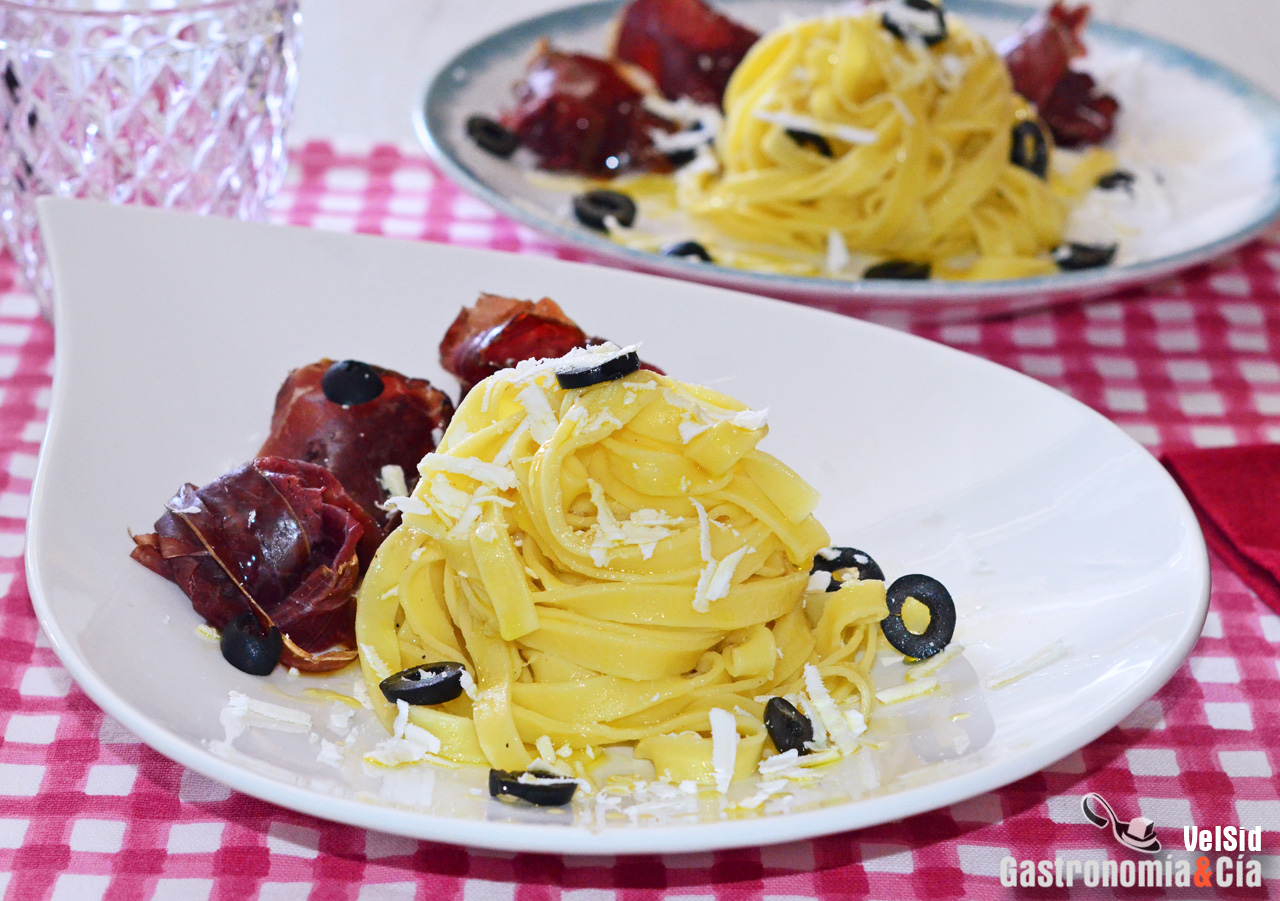 Tagliatelle con ricota salada, cecina y aceite de shiit