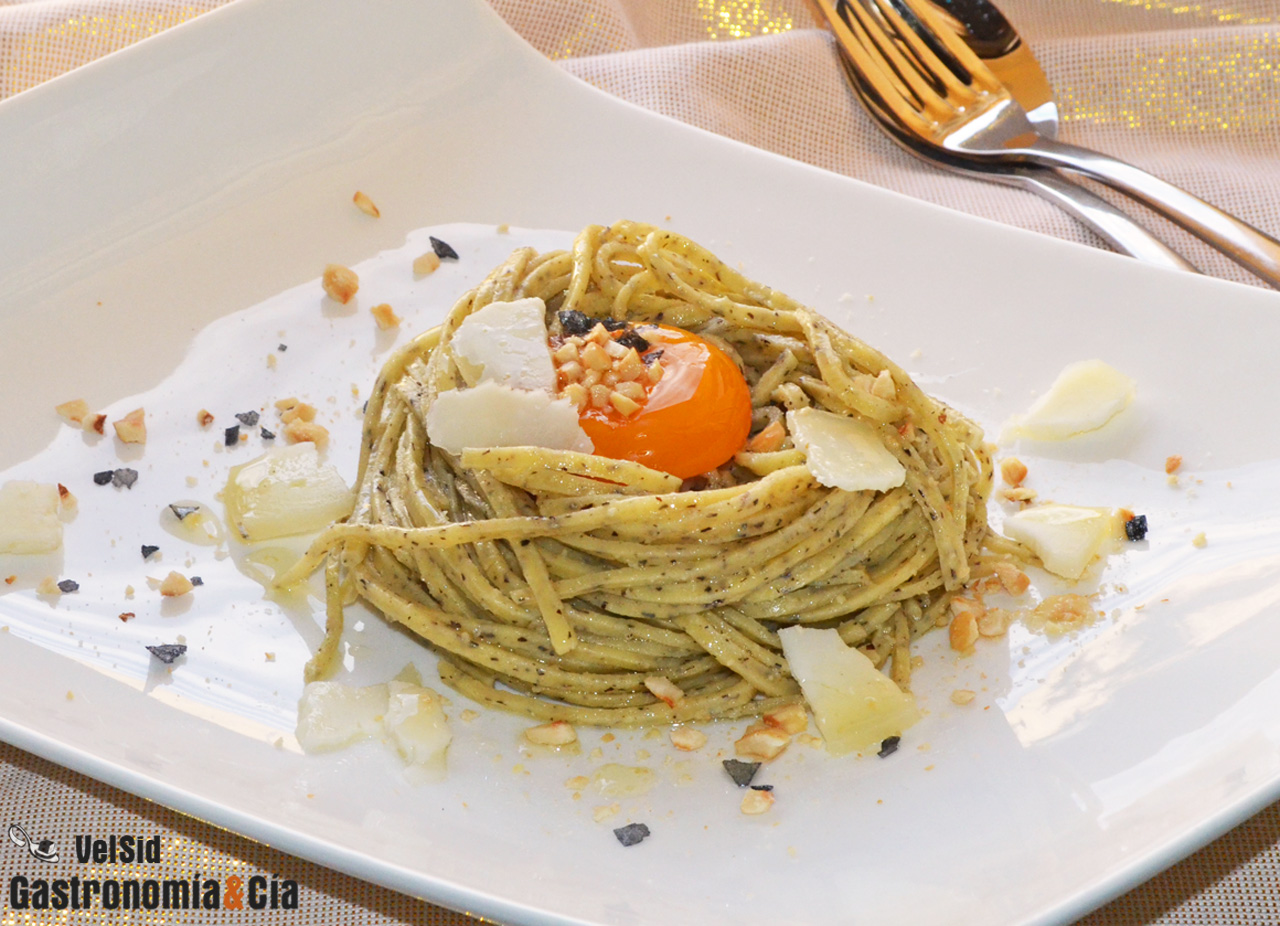 Tagliolini de trufa negra con yema escalfada