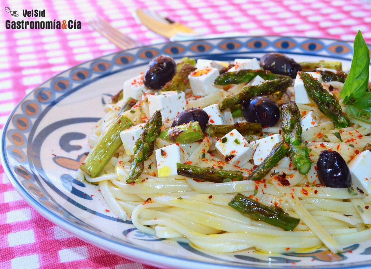 Tallarines con espárragos, queso feta y limón