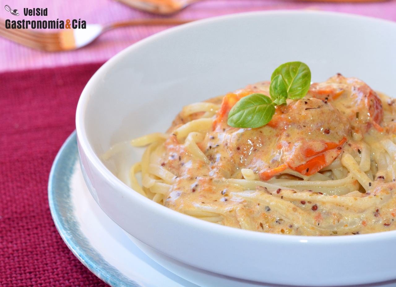 Tallarines con salsa de nata anchoas y tomates