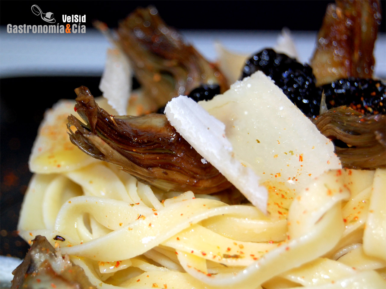 Tallarines con alcachofas y tomates secos confitados