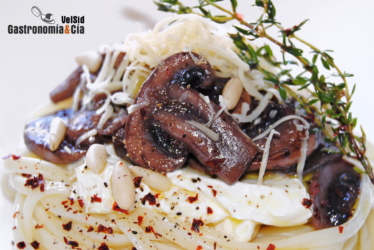 Tallarines con champiñones al vino tinto