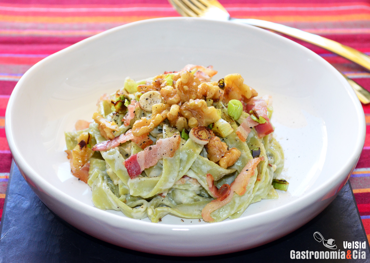 Tallarines de espinacas con bacon y nueces