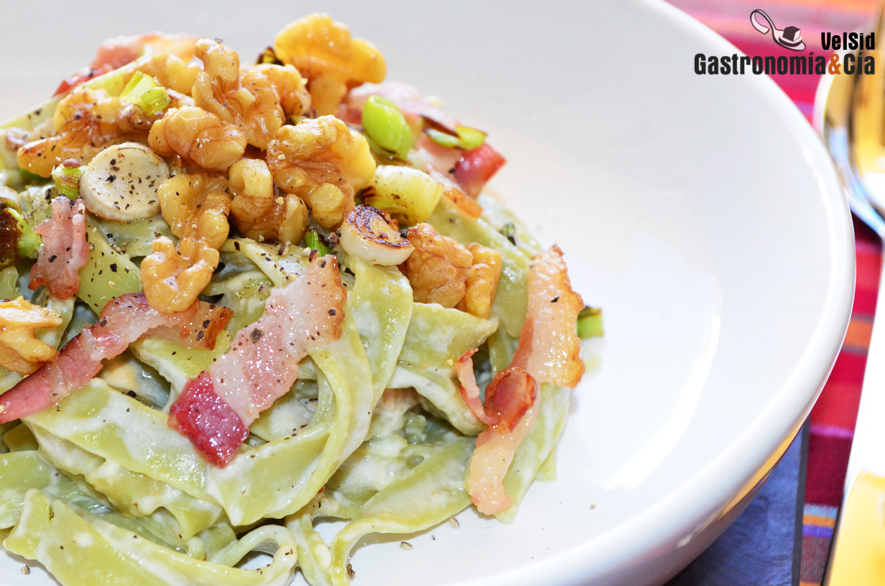 Tallarines de espinacas con bacon y nueces