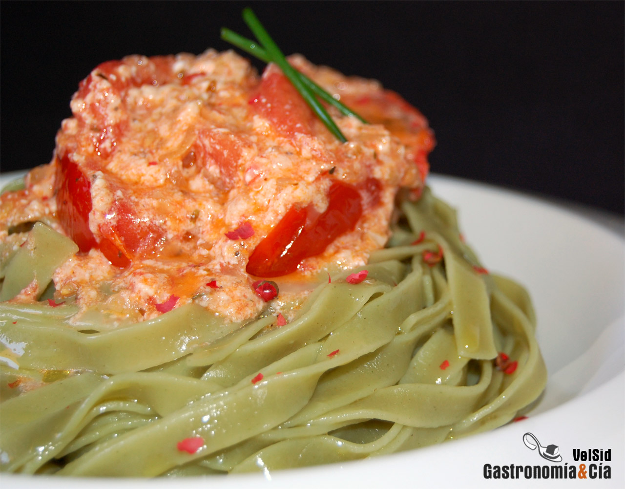 Tallarines de espinacas con tomate y queso brie