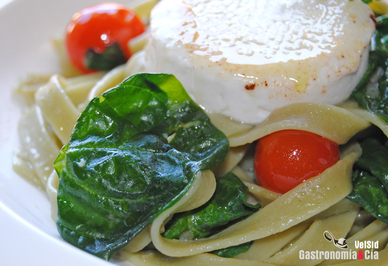Tallarines con espinacas y queso palhais