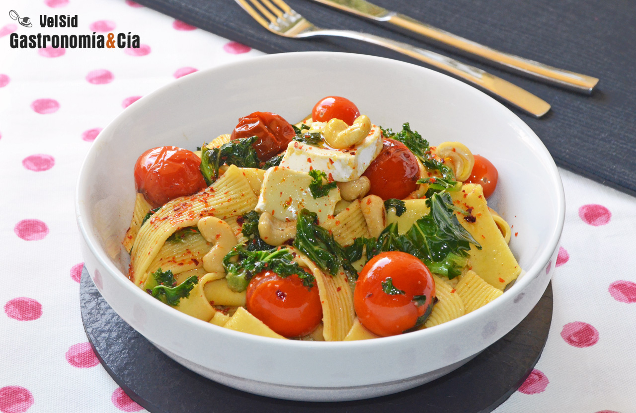Tallarines con kale y tomates frescos