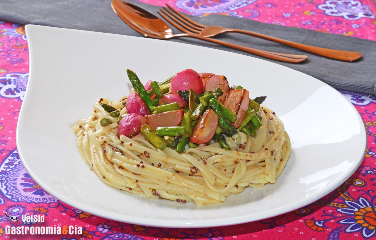Tallarines con mostaza antigua, espárragos y rabanitos 