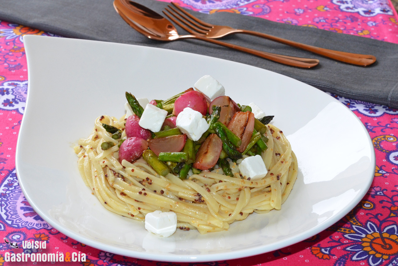 Tallarines con mostaza antigua, espárragos y rabanitos 