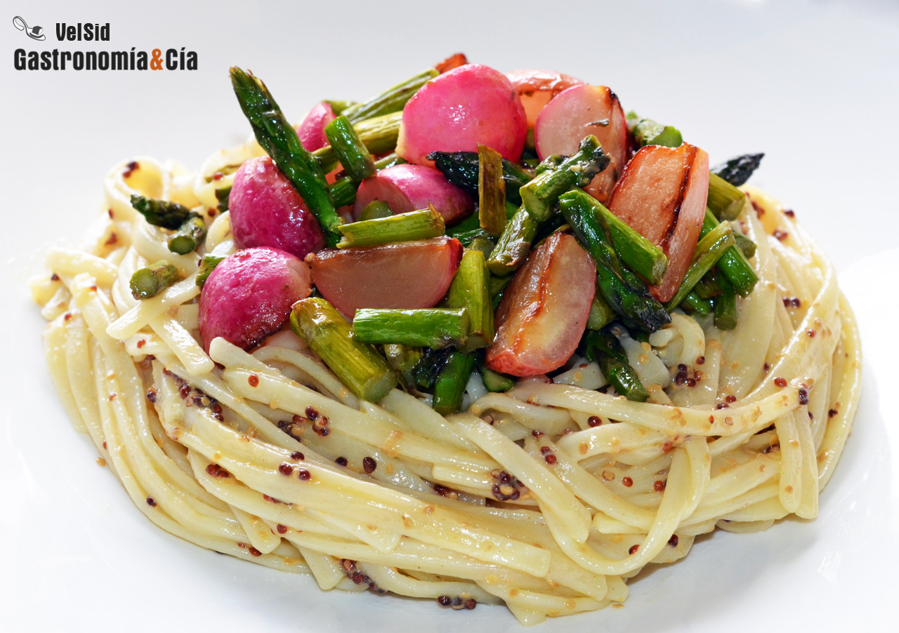 Tallarines con mostaza antigua, espárragos y rabanitos 
