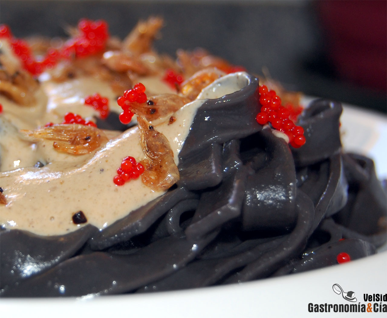 Tallarines negros con salsa de setas y camarones