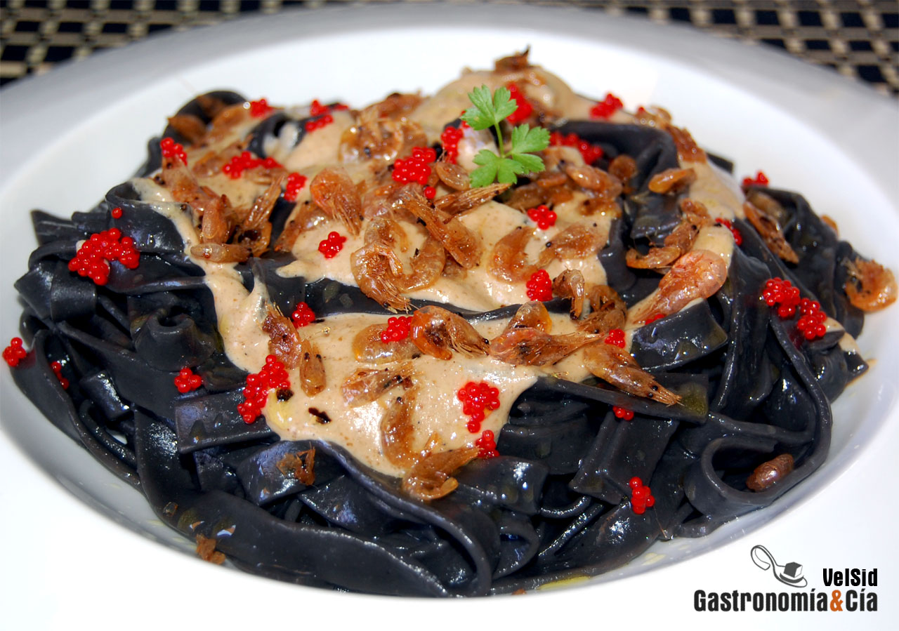 Tallarines negros con salsa de setas y camarones