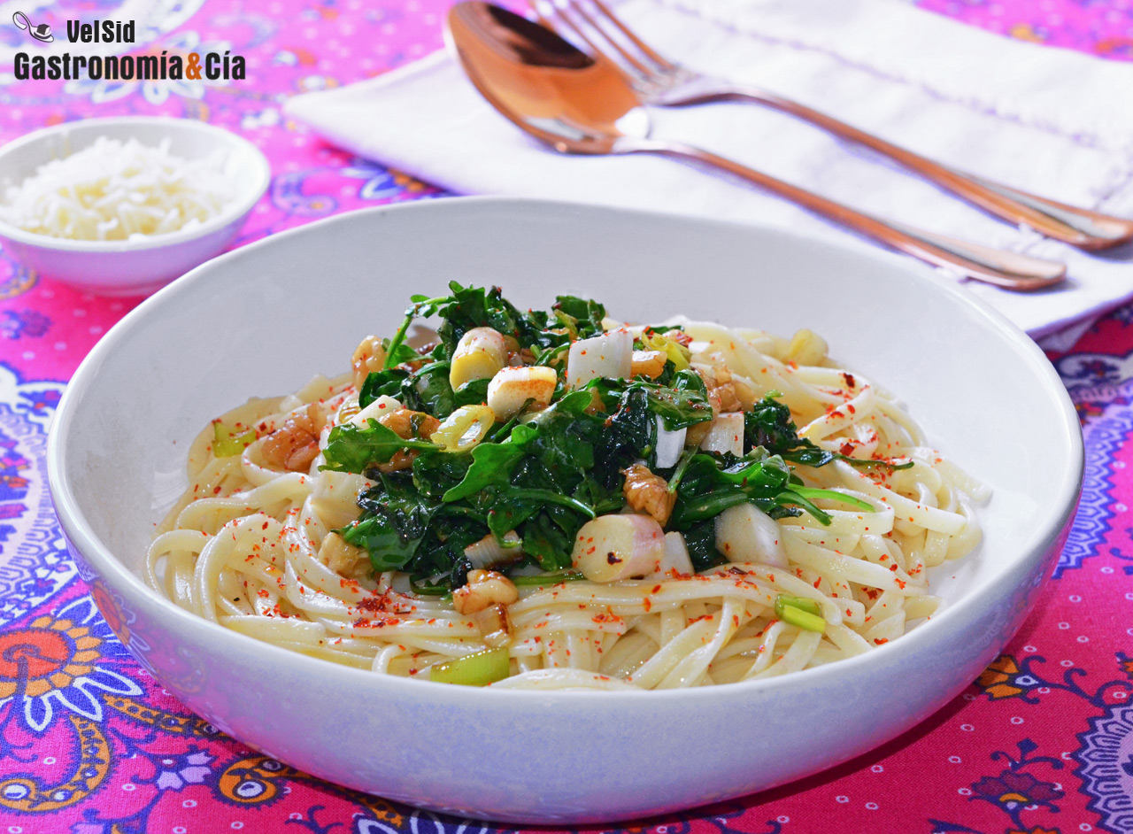 Tallarines con rúcula, nueces y espárragos blancos, una