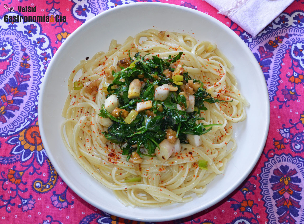 Tallarines con rúcula, nueces y espárragos blancos, una