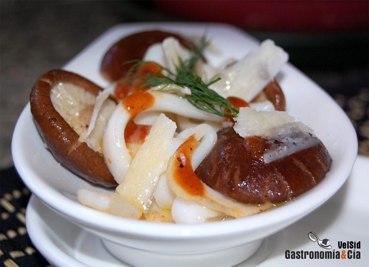 Tallarines de sepia con shiitake y parmesano