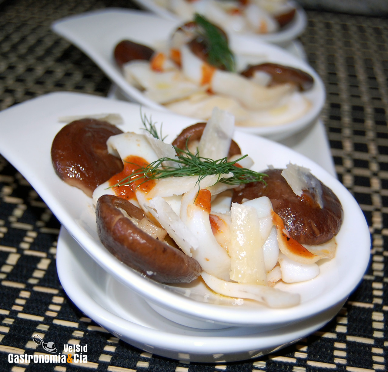 Tallarines de sepia con shiitake y parmesano