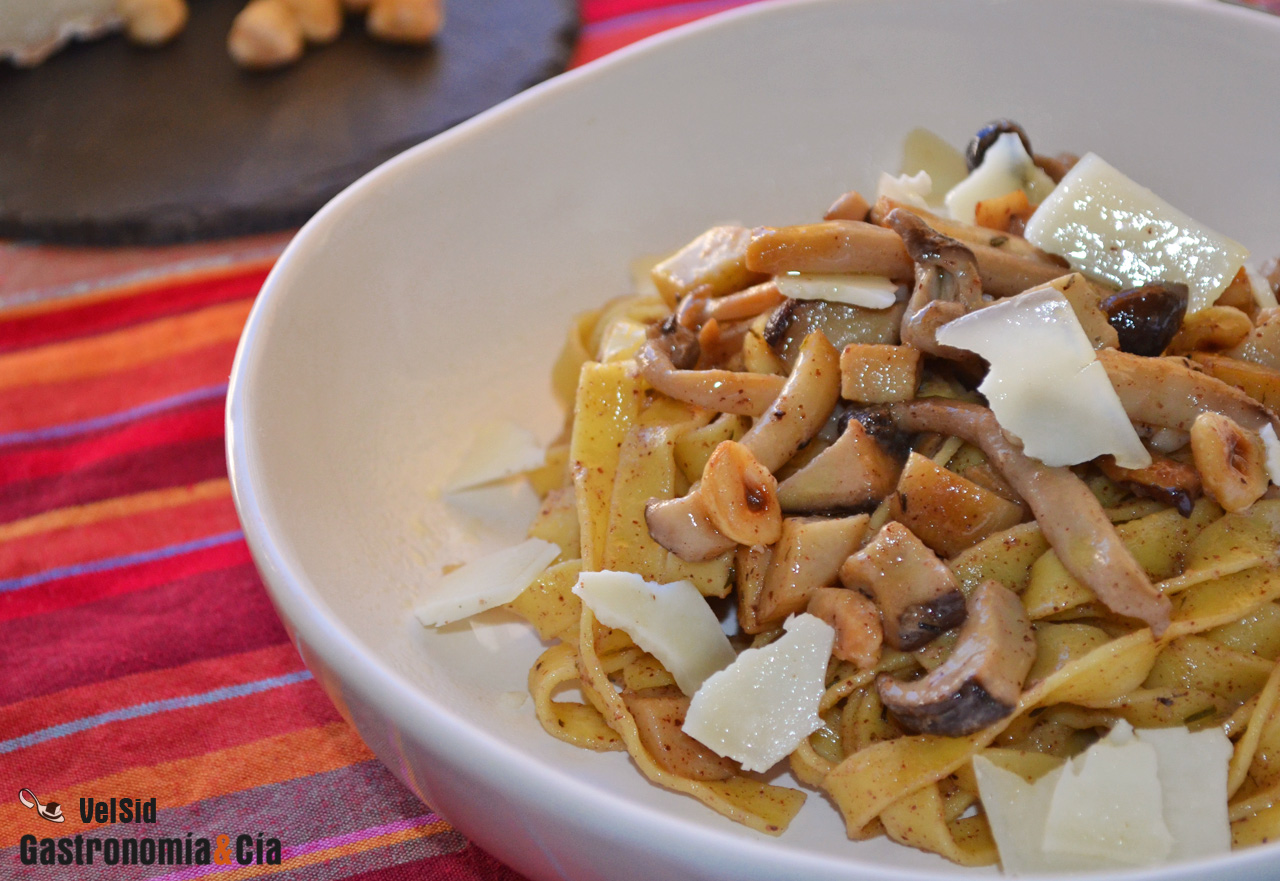 Tallarines con setas, avellanas y queso Camerano
