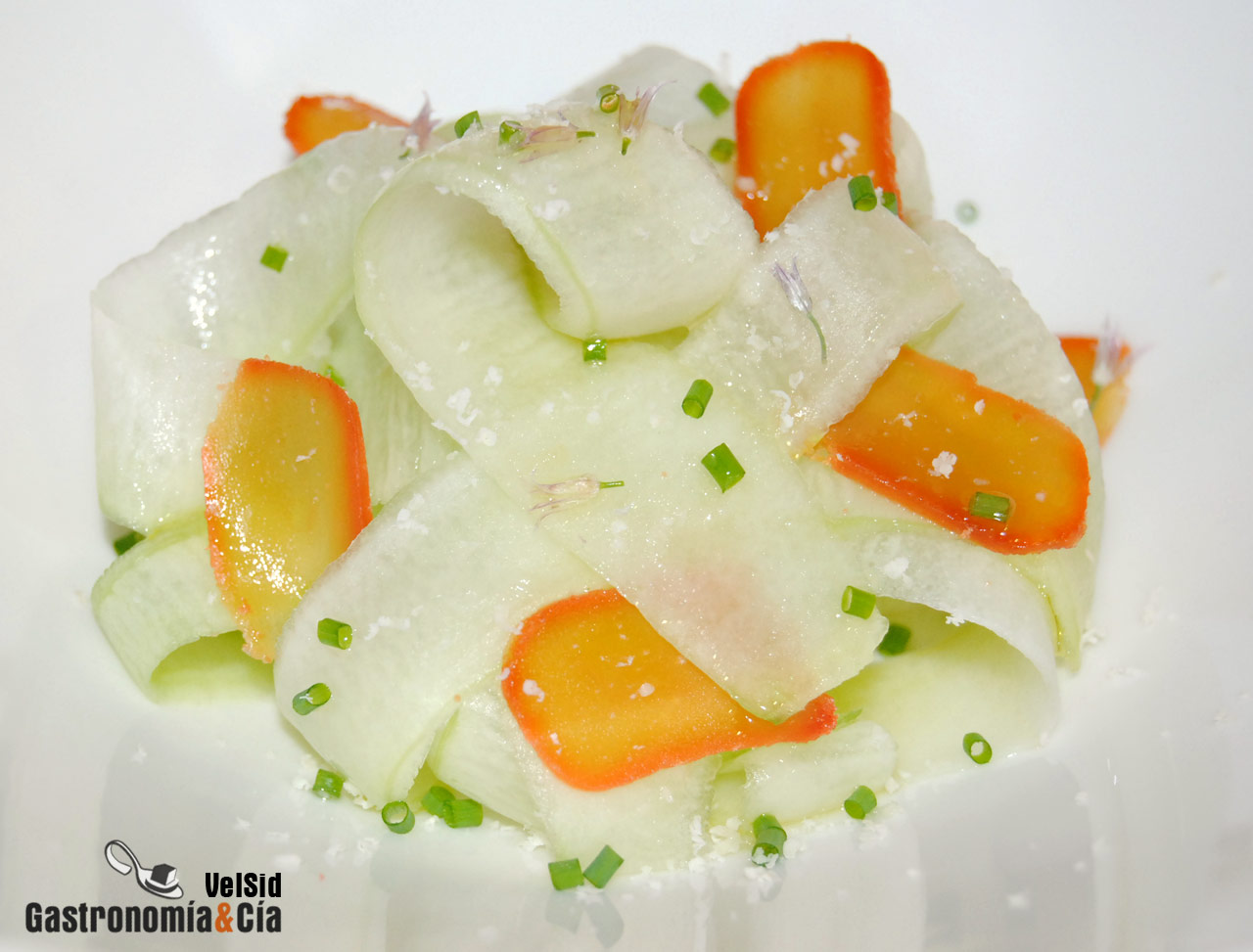 Tallarines de pepino con huevas de maruca