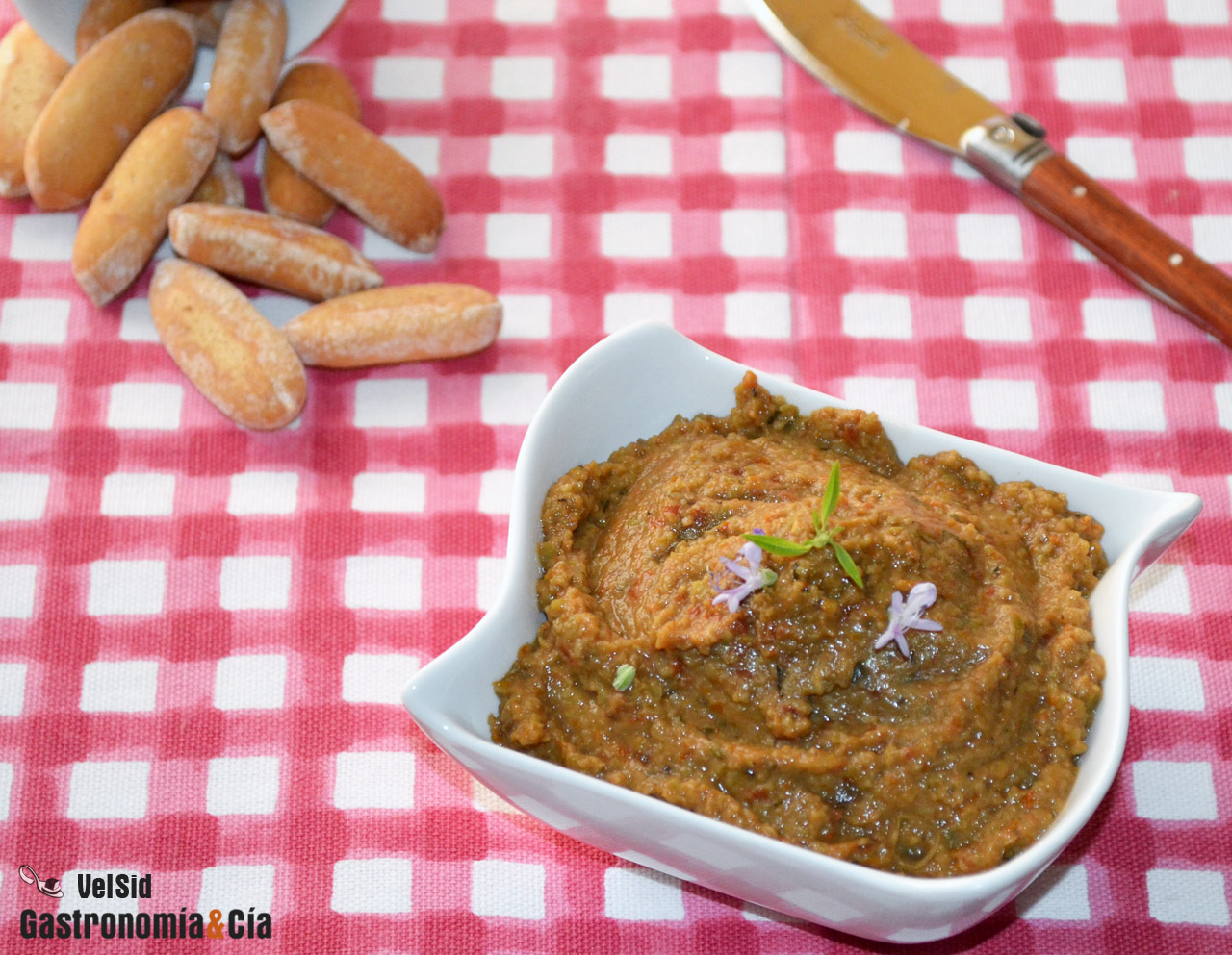 Tapenade vegano de aceitunas verdes y tomate seco