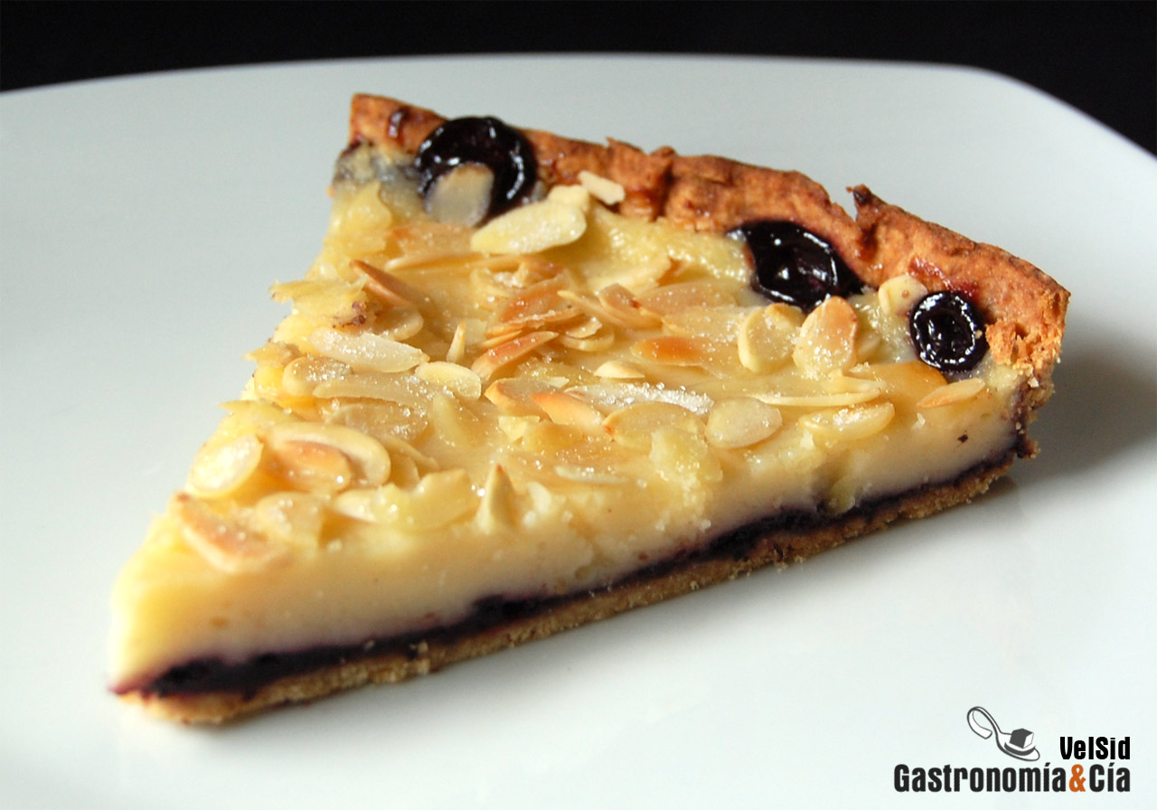 Tarta de crema frangipane y mermelada de arándanos