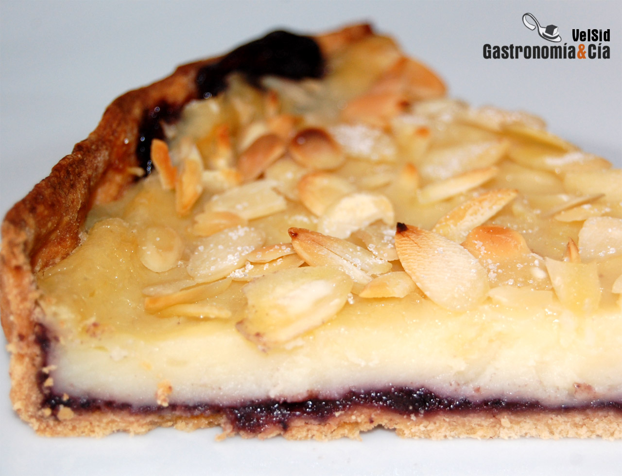 Tarta de crema frangipane y mermelada de arándanos