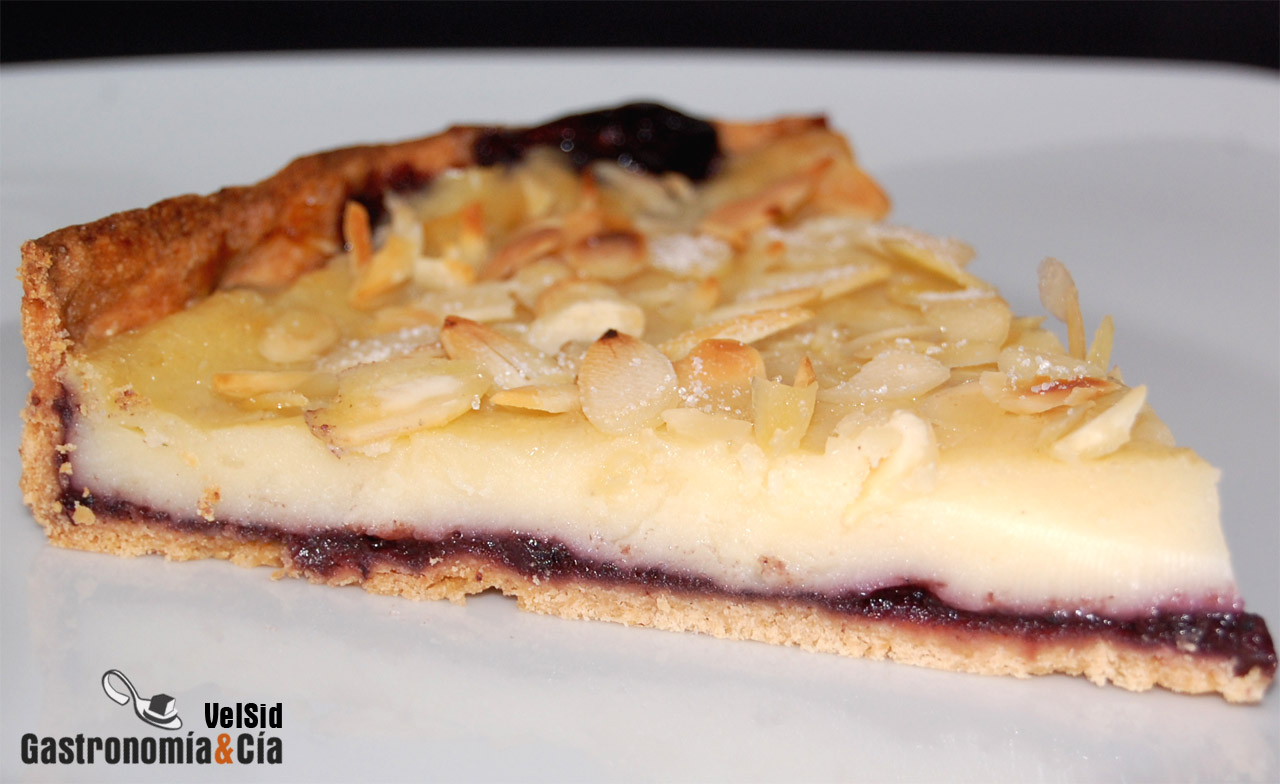 Tarta de crema frangipane y mermelada de arándanos