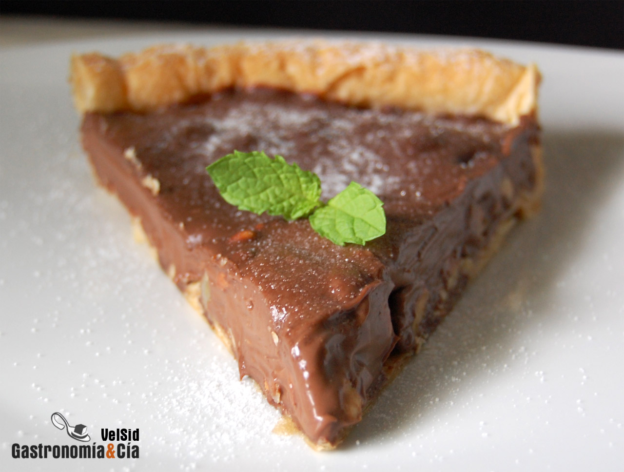 Tarta de hojaldre con ganache de chocolate y nueces