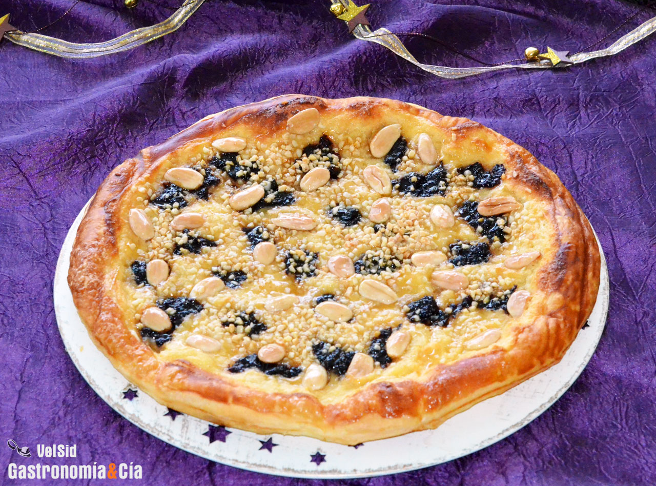 Tarta de hojaldre con crema de almendras y arándanos