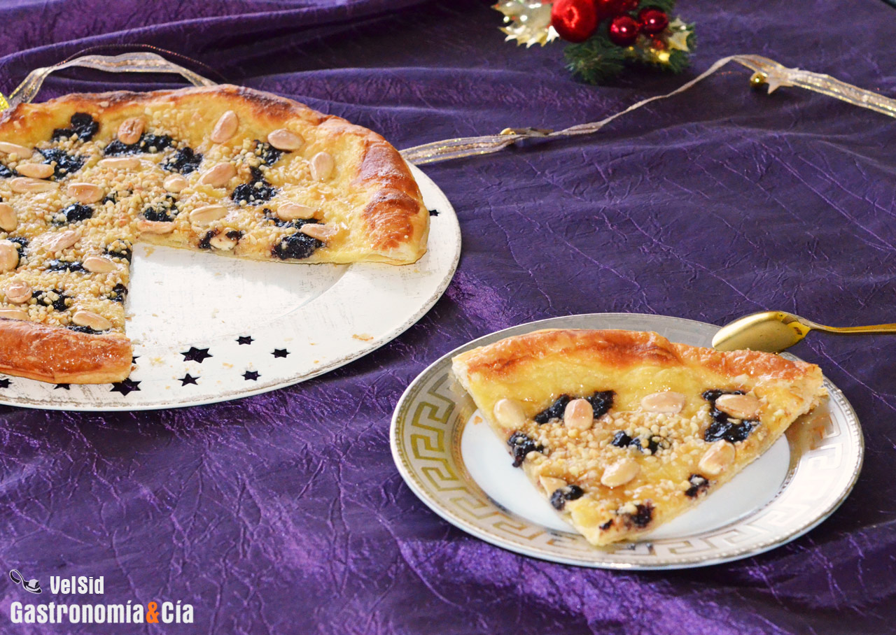 Tarta de hojaldre con crema de almendras y arándanos