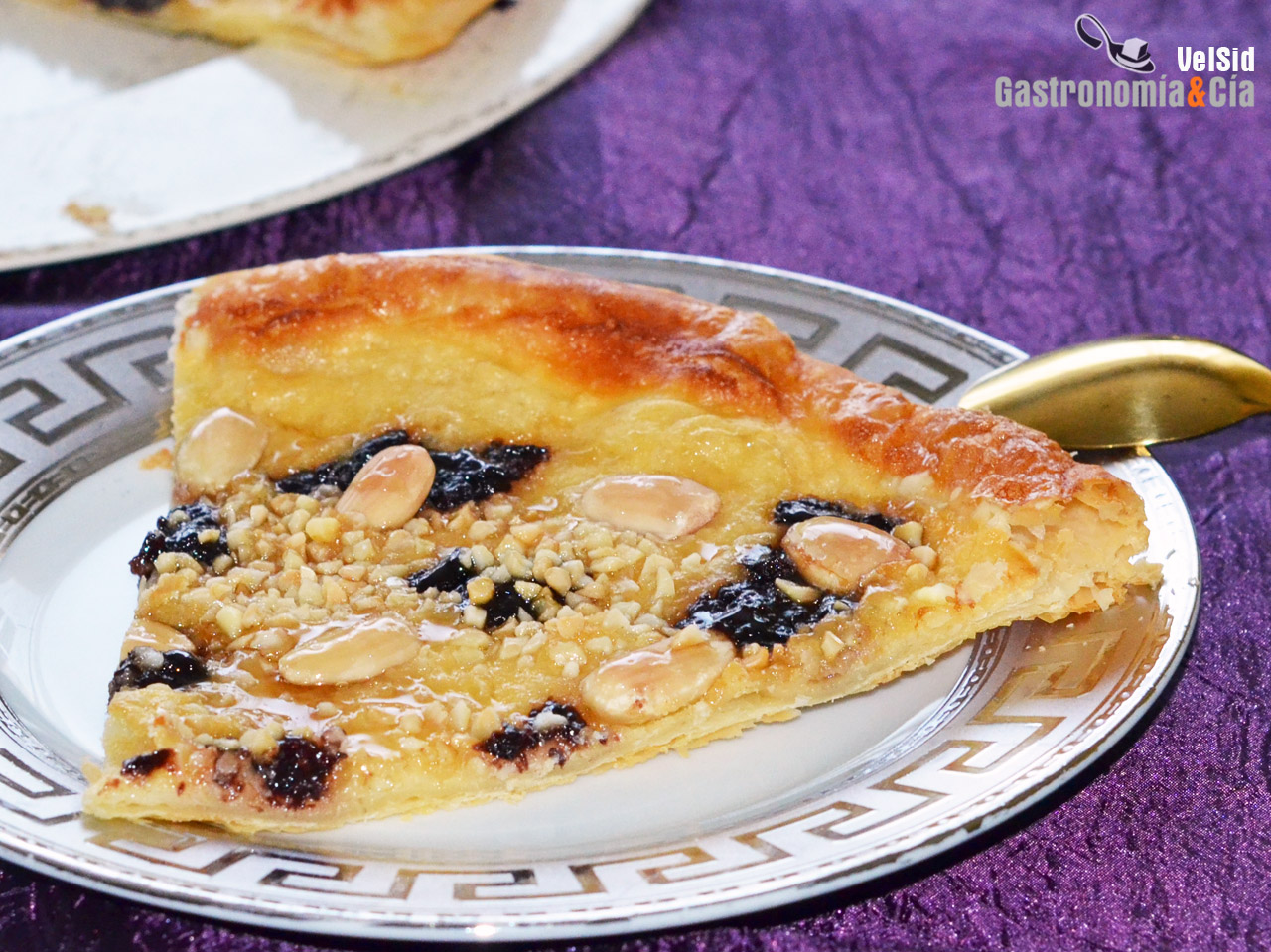 Tarta de hojaldre con crema de almendras y arándanos