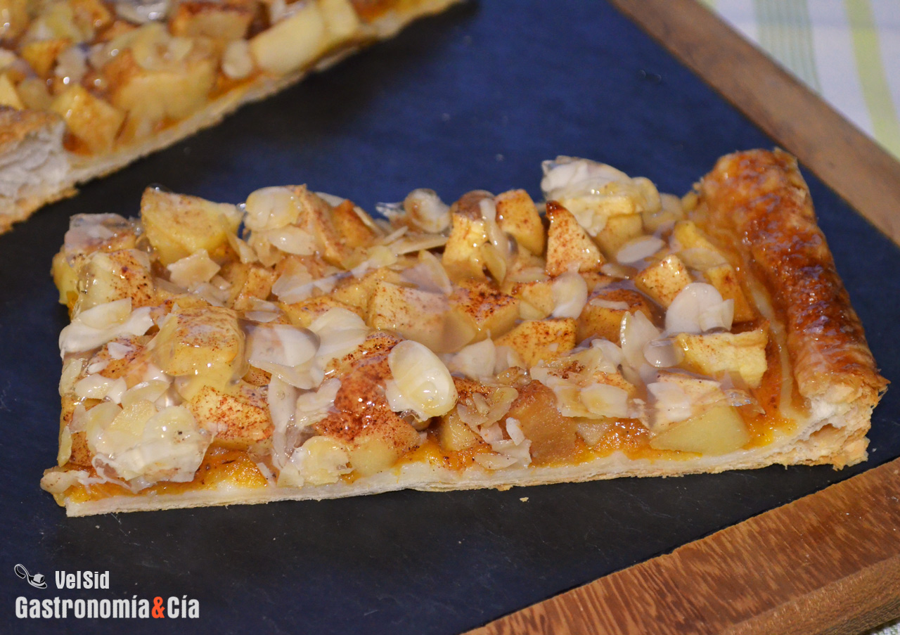 Tarta de manzana, caqui y almendra