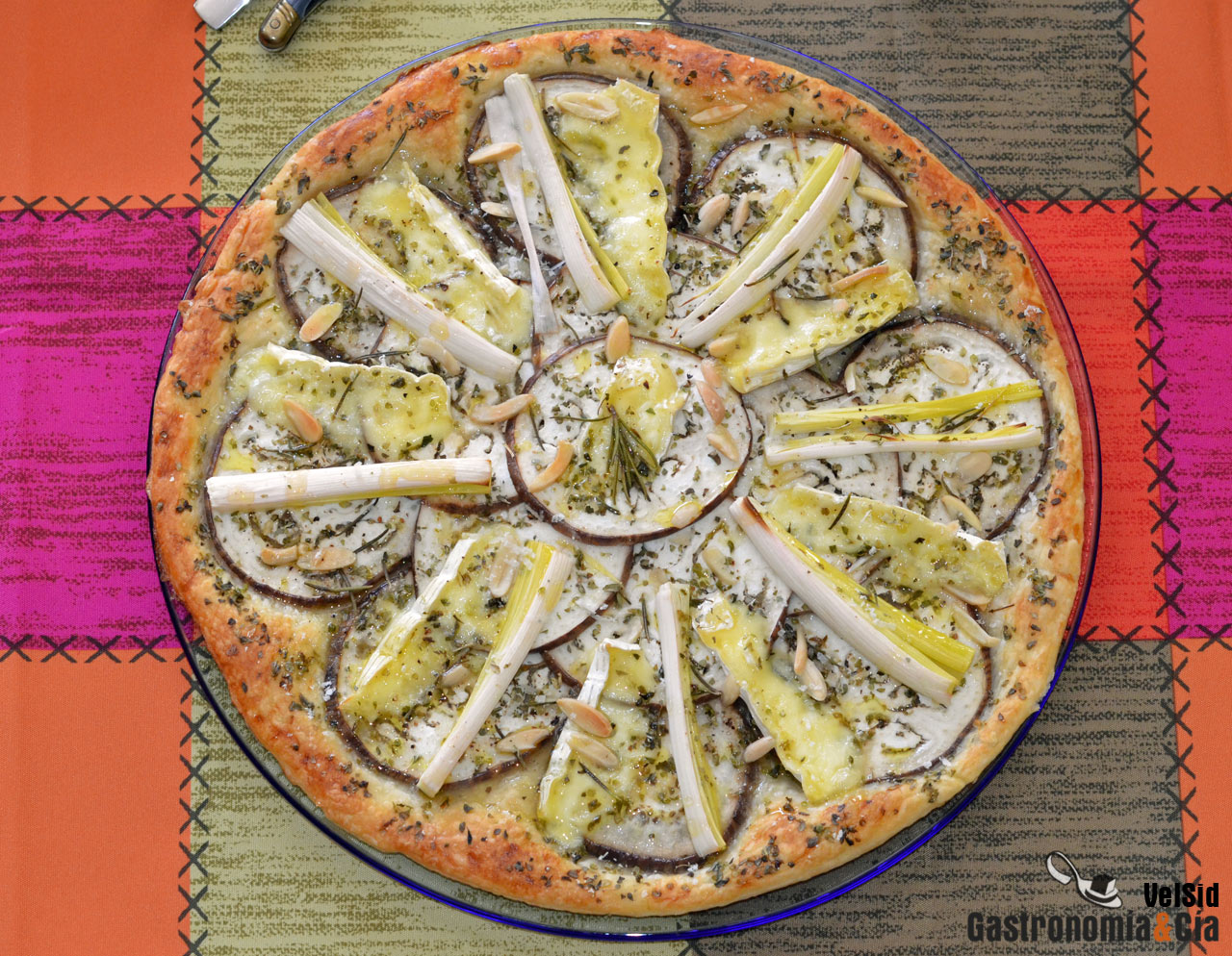 Tarta de berenjenas, puerros, queso brie y almendras