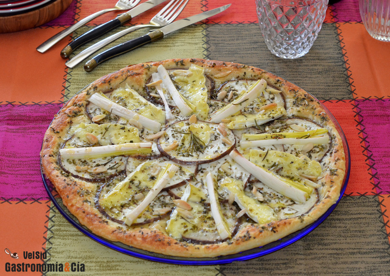 Tarta de berenjenas, puerros, queso brie y almendras