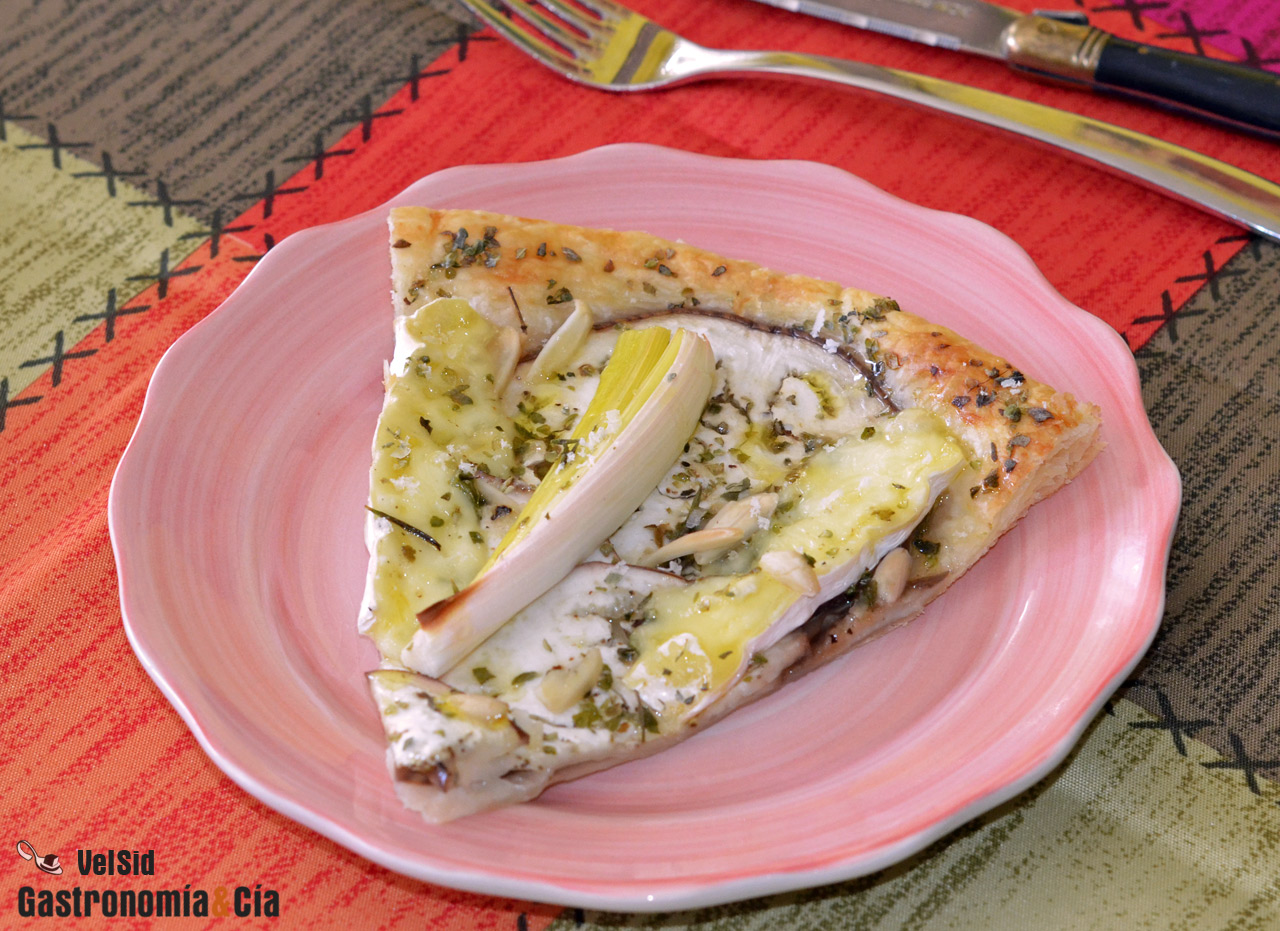 Tarta de berenjenas, puerros, queso brie y almendras