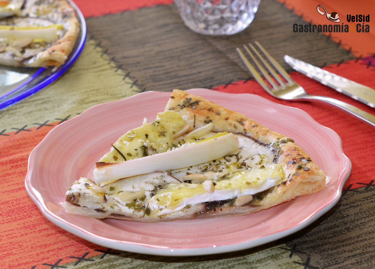 Tarta de berenjenas, puerros, queso brie y almendras