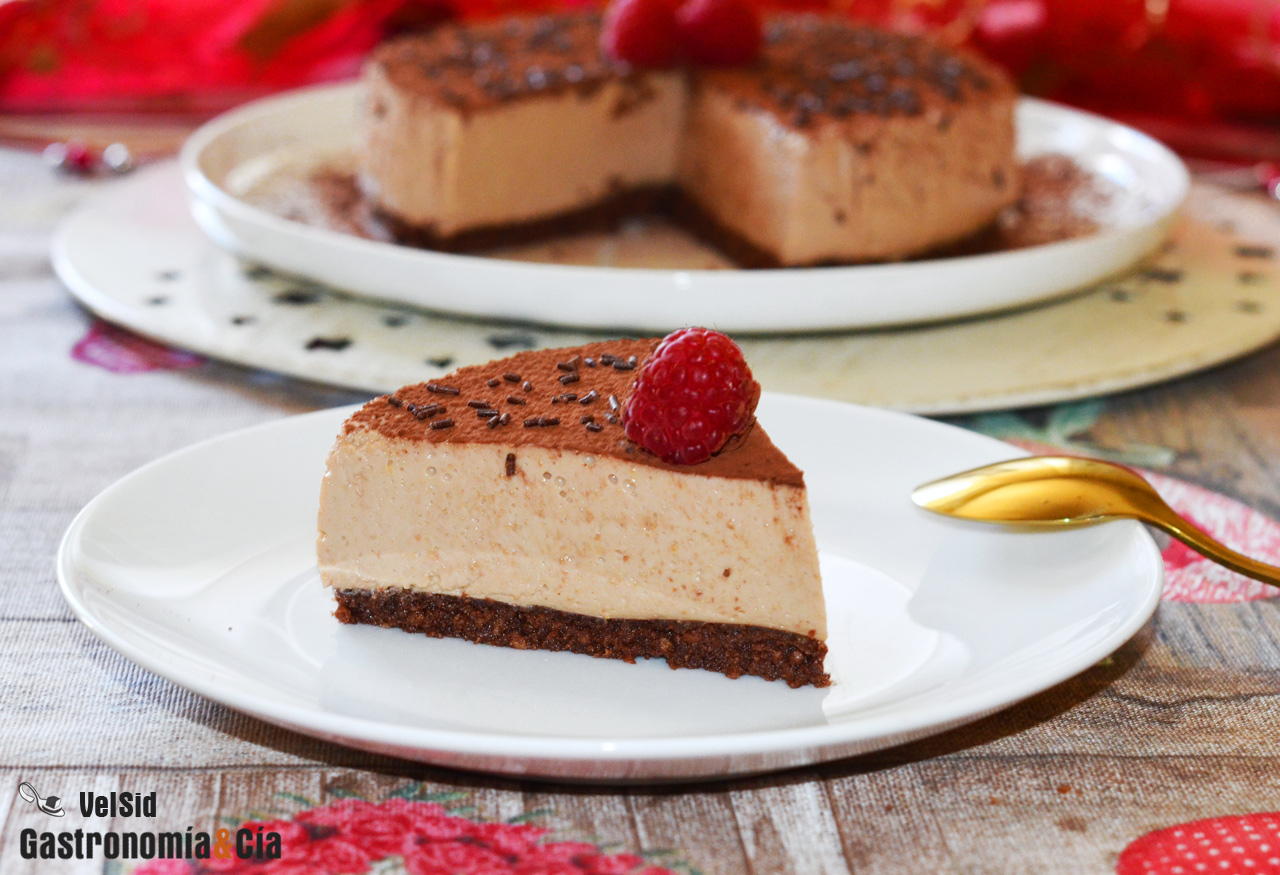 Tarta de queso y turrón con base de chocolate (sin horn