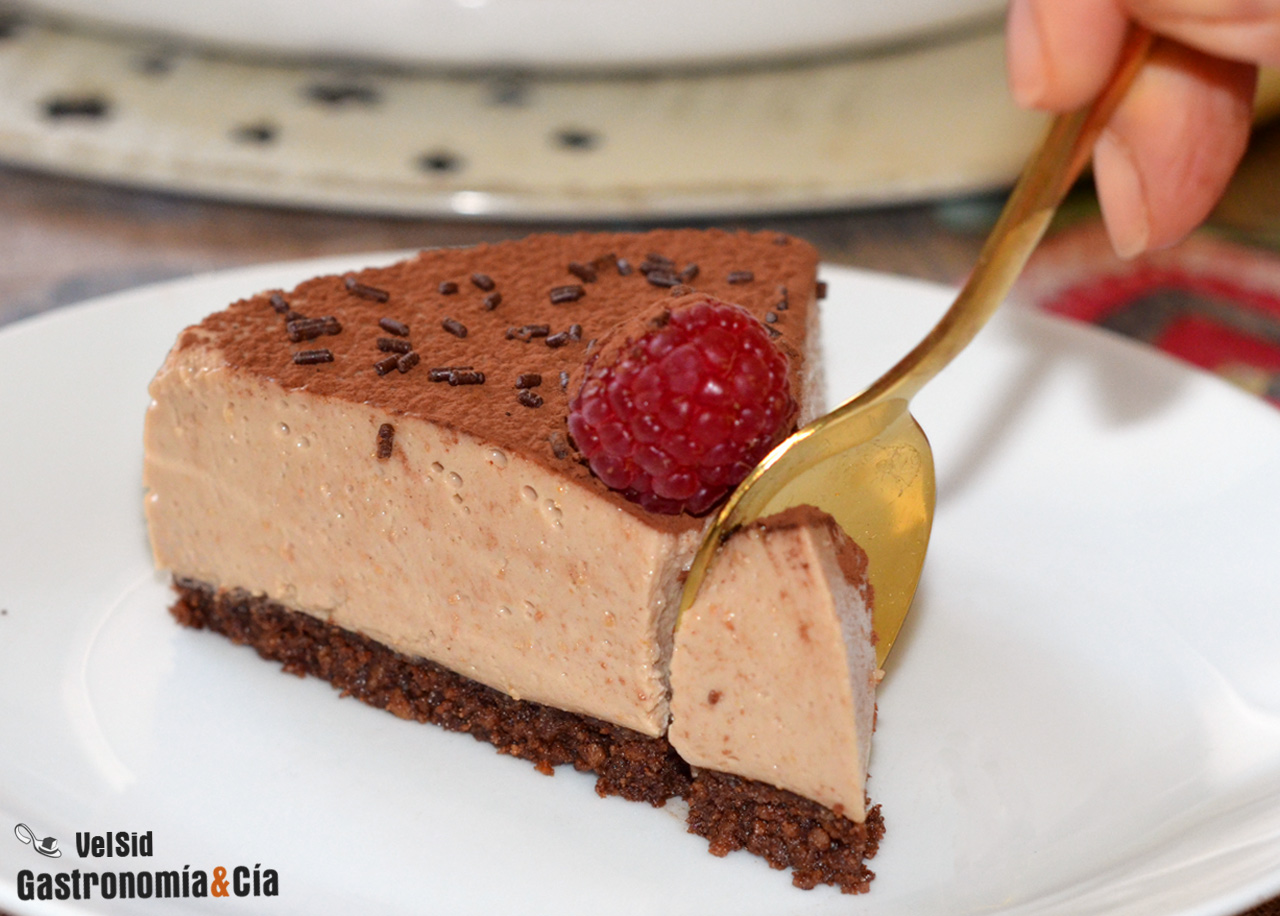 Tarta de queso y turrón con base de chocolate (sin horn