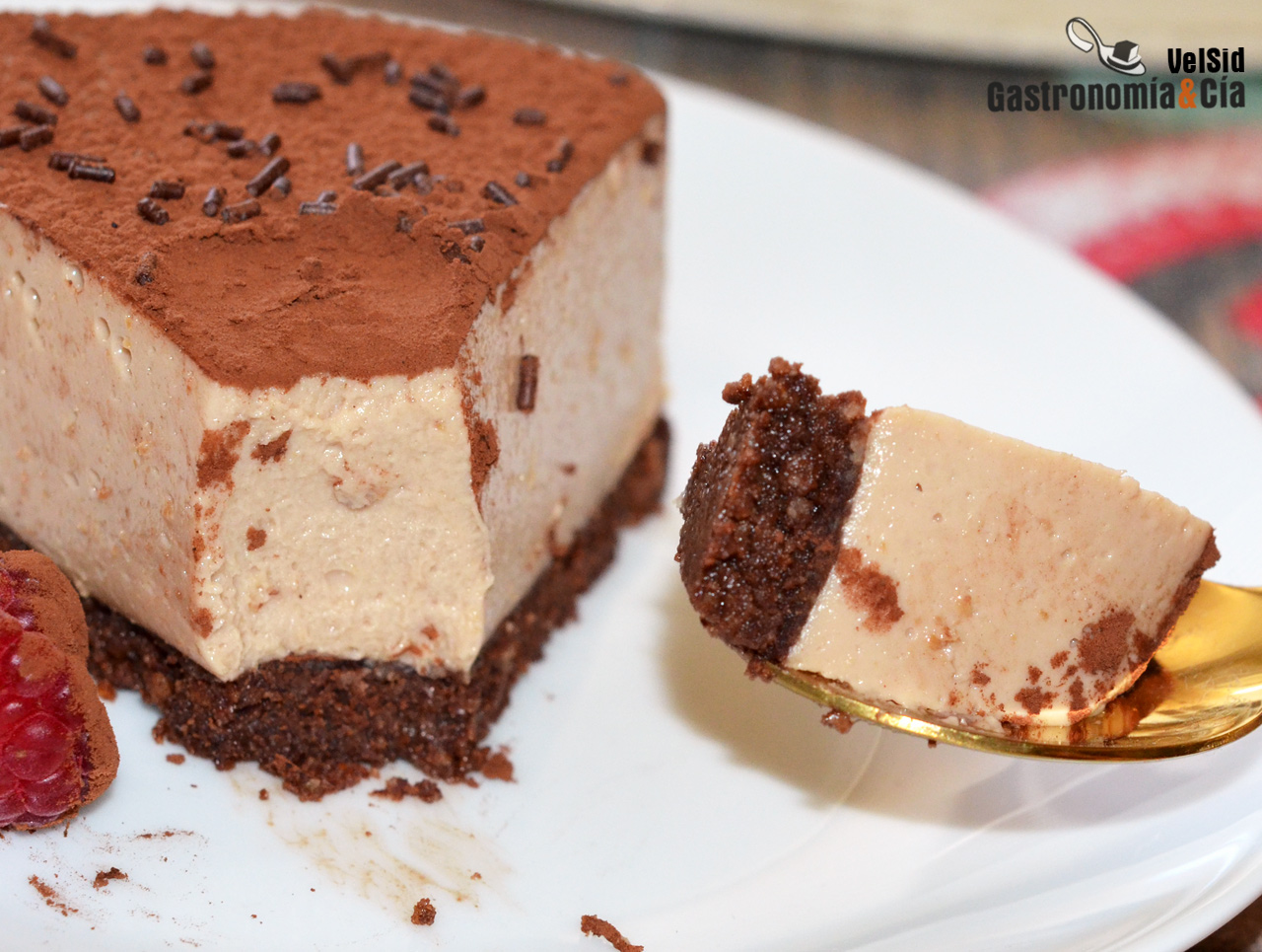 Tarta de queso y turrón con base de chocolate (sin horn