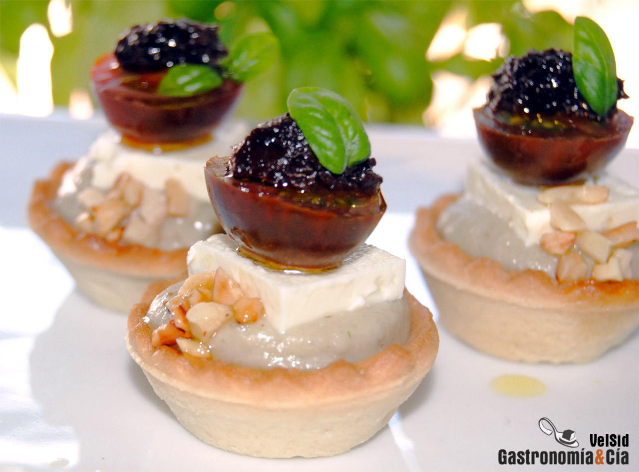 Tartaletas de berenjena, feta y kumato 