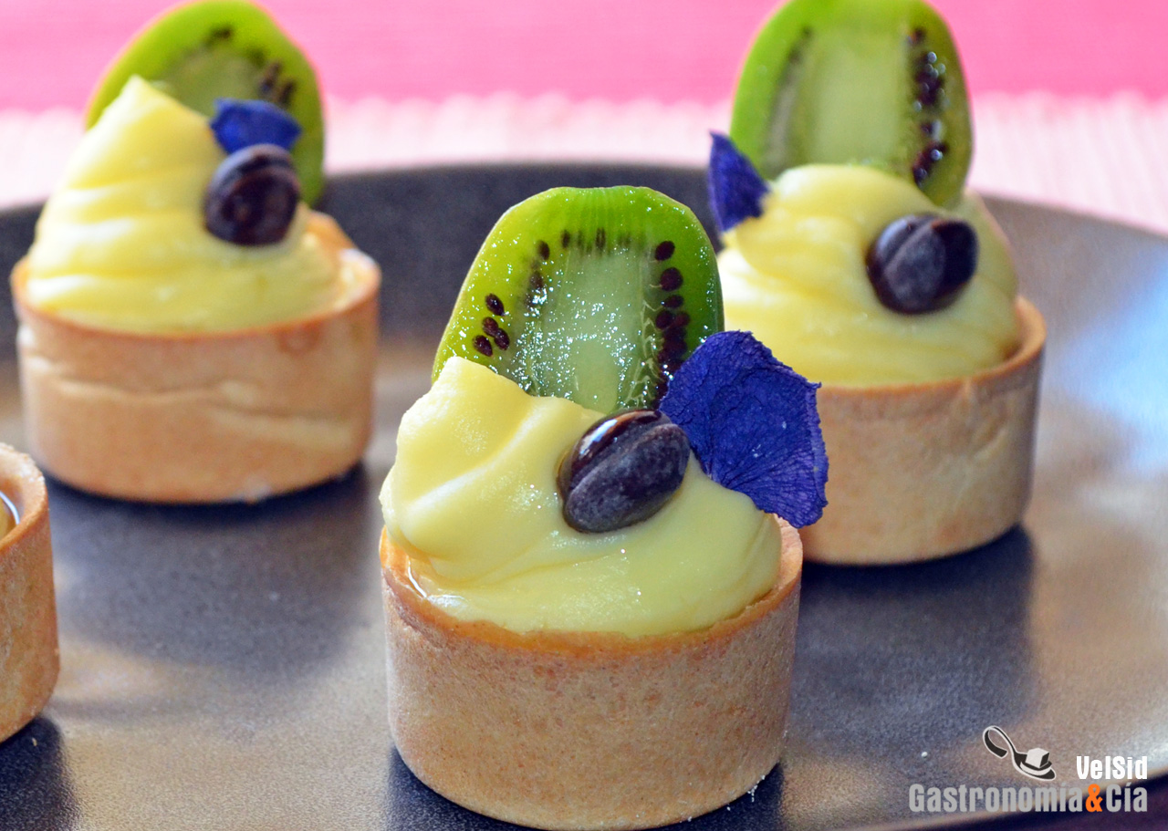 Tartaletas rellenas de crema, kiwi enano y aceite de be
