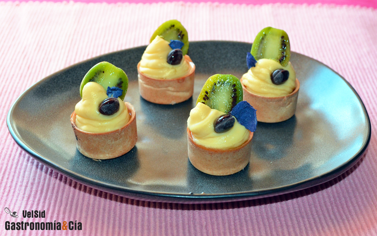 Tartaletas rellenas de crema, kiwi enano y aceite de be