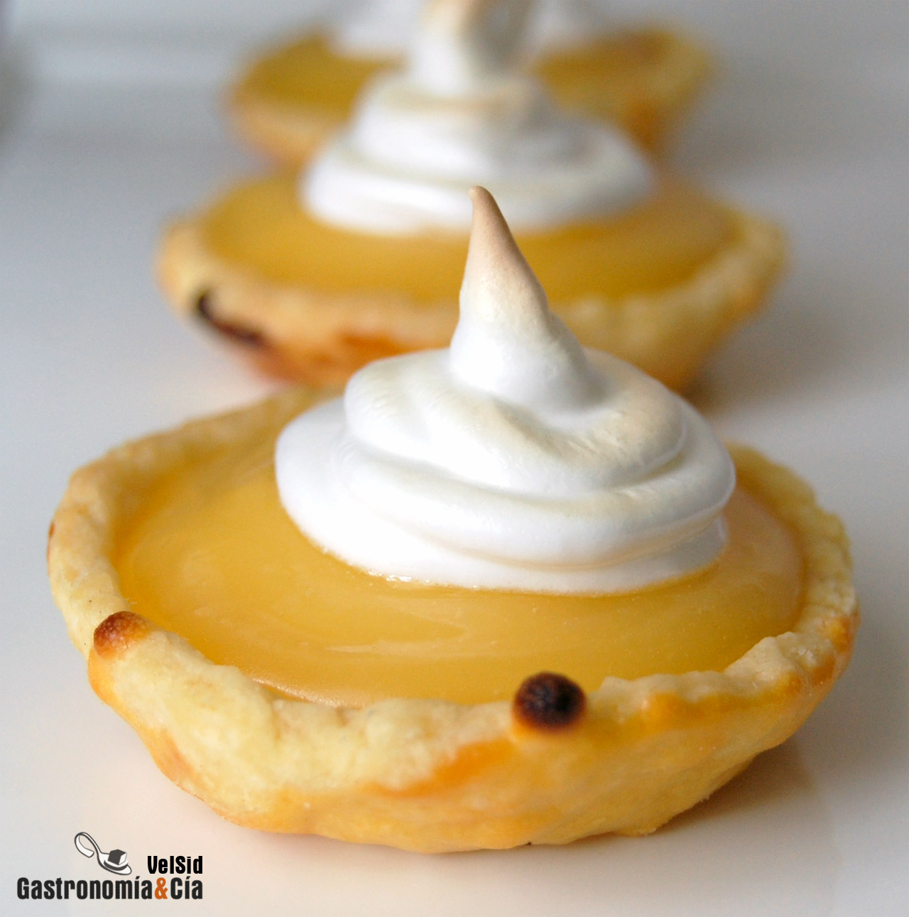 Tartaletas de crema de limón y merengue